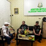 Tim Tangkap Buronan (Tabur) Kejaksaan Tinggi Papua Barat dan Kejaksaan Negeri Manokwari saat mengamankan mantan Kasubid Pendidikan dan Budaya Politik pada Badan Kesbangpol Provinsi Papua Barat, William Wamaty. Foto: Dok Seksi Penkum Kejati Papua Barat