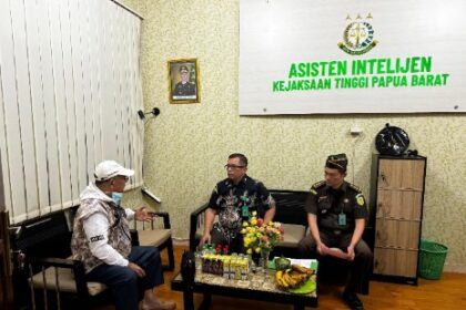 Tim Tangkap Buronan (Tabur) Kejaksaan Tinggi Papua Barat dan Kejaksaan Negeri Manokwari saat mengamankan mantan Kasubid Pendidikan dan Budaya Politik pada Badan Kesbangpol Provinsi Papua Barat, William Wamaty. Foto: Dok Seksi Penkum Kejati Papua Barat