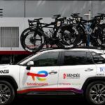 Sepeda cadangan di atas mobil TotalEnergies menjelang Etape 10 Tour de France 2024. Foto: Getty Images