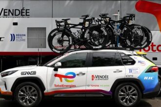 Sepeda cadangan di atas mobil TotalEnergies menjelang Etape 10 Tour de France 2024. Foto: Getty Images