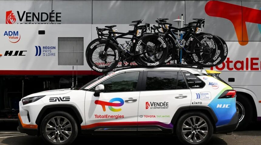 Sepeda cadangan di atas mobil TotalEnergies menjelang Etape 10 Tour de France 2024. Foto: Getty Images