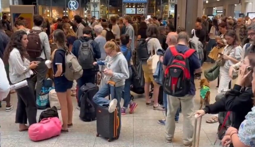 Situasi di stasiun kereta Montparnasse, Paris yang terhenti total. Foto: Medsos X