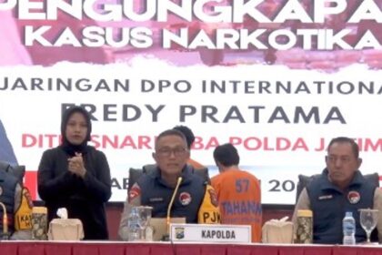 Kapolda Jawa Timur Irjen Pol Imam Sugianto merilis pengungkapan kasus peredaran sabu-sabu dan ekstasi, Selasa (23/7/2024). Foto: Ist
