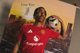 Leny Yoro resmi bergabung dengan Manchester United