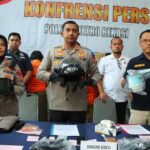 Polisi merilis kasus pembunuhan pengusaha aksesori di Kabupaten Bekasi oleh istri, anak dan pacar anaknya. Foto: Polres Metro Bekasi