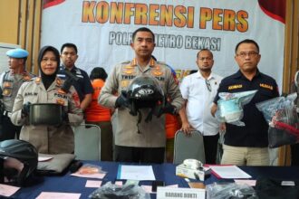 Polisi merilis kasus pembunuhan pengusaha aksesori di Kabupaten Bekasi oleh istri, anak dan pacar anaknya. Foto: Polres Metro Bekasi