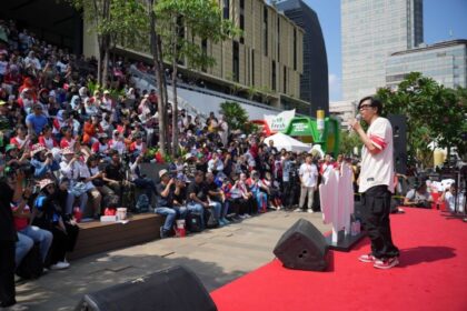 Armand Maulana, Penyanyi sekaligus Brand Ambassador So Fresh Minyak Angin Aromatherapy, turut meramaikan acara Seger Buger dan membagikan rahasia anti tepar di tengah kesibukannya sebagai penyanyi.