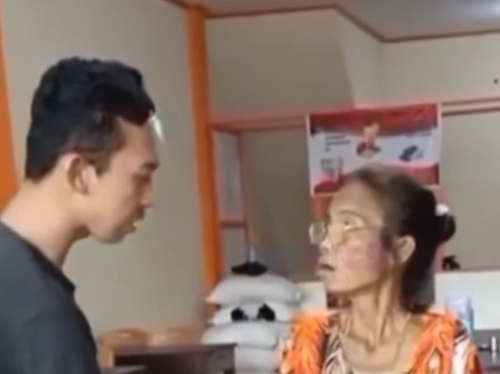 Geram seorang pelayan di restoran teriaki ibu-ibu diduga tak mau bayar makanannya, pas dibuka tas ternyata uangnya banyak. Foto: IG, @mygigsmedia (tangkap layar)