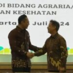 Menteri ATR/BPN AHY bersama Menkes Budi Gunadi Sadikin berjabatangan usai tandatangani MoU tentang Sinergi Tugas dan Fungsi di Bidang Agraria/Pertanahan, Tata Ruang, dan Kesehatan, pada Rabu 17 Juli 2024. Foto: IG, @agusyudhoyono (tangkap layar)