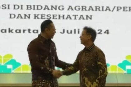 Menteri ATR/BPN AHY bersama Menkes Budi Gunadi Sadikin berjabatangan usai tandatangani MoU tentang Sinergi Tugas dan Fungsi di Bidang Agraria/Pertanahan, Tata Ruang, dan Kesehatan, pada Rabu 17 Juli 2024. Foto: IG, @agusyudhoyono (tangkap layar)