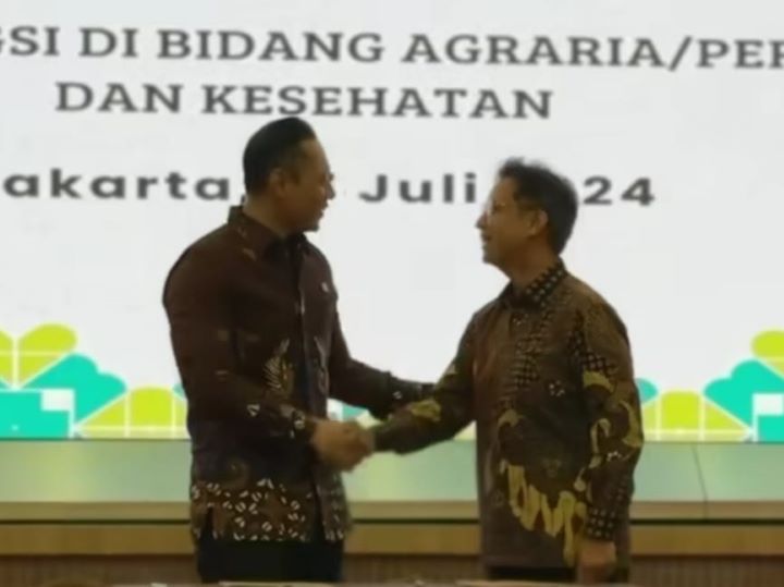 Menteri ATR/BPN AHY bersama Menkes Budi Gunadi Sadikin berjabatangan usai tandatangani MoU tentang Sinergi Tugas dan Fungsi di Bidang Agraria/Pertanahan, Tata Ruang, dan Kesehatan, pada Rabu 17 Juli 2024. Foto: IG, @agusyudhoyono (tangkap layar)