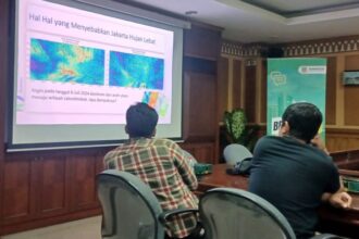 Kasi Pemerliharaan Sumber Daya Air (SDA) Jakarta Selatan, Junjung, bersama Subkoordinator Bidang Pengendalian Banjir dan Drainase Dinas SDA DKI Jakarta, Firmansyah Saputra dan jajaran BPBD DKI serta Badan Meteorologi Klimatologi dan Geofisika (BMKG) saat Berdiskusi Kota dengan Wartawan (Berkawan) terkait hal Jakarta hujan lebat pada awal Juli di Kantor Pemkot Jakarta Selatan, Kamis (18/7/2024). Foto: Joesvicar Iqbal/ipol.id