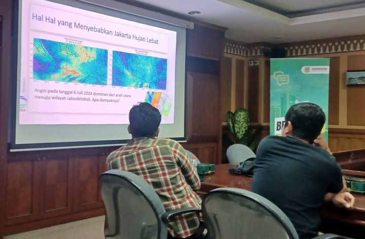 Kasi Pemerliharaan Sumber Daya Air (SDA) Jakarta Selatan, Junjung, bersama Subkoordinator Bidang Pengendalian Banjir dan Drainase Dinas SDA DKI Jakarta, Firmansyah Saputra dan jajaran BPBD DKI serta Badan Meteorologi Klimatologi dan Geofisika (BMKG) saat Berdiskusi Kota dengan Wartawan (Berkawan) terkait hal Jakarta hujan lebat pada awal Juli di Kantor Pemkot Jakarta Selatan, Kamis (18/7/2024). Foto: Joesvicar Iqbal/ipol.id