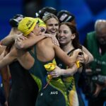 Tim renang wanita Australia saat merayakan kemenangan sehingga mendapatkan medali emas Olimpiade Paris 2024. Foto: X @WorldAquatics