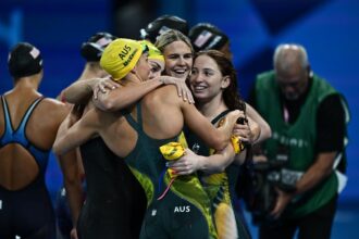 Tim renang wanita Australia saat merayakan kemenangan sehingga mendapatkan medali emas Olimpiade Paris 2024. Foto: X @WorldAquatics