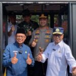 Menhub Budi Karya Sumadi didampingi Wakil Wali Kota Depok Imam Budi Hartono dan Plt Kepala Badan Pengelola Transportasi Jabodetabek (BPTJ) Tatan Rustandi meresmikan Biskita Trans Depok di Stasiun LRT Harjamukti, Minggu (14/7/2024). Foto: Pemkot Depok