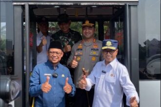 Menhub Budi Karya Sumadi didampingi Wakil Wali Kota Depok Imam Budi Hartono dan Plt Kepala Badan Pengelola Transportasi Jabodetabek (BPTJ) Tatan Rustandi meresmikan Biskita Trans Depok di Stasiun LRT Harjamukti, Minggu (14/7/2024). Foto: Pemkot Depok