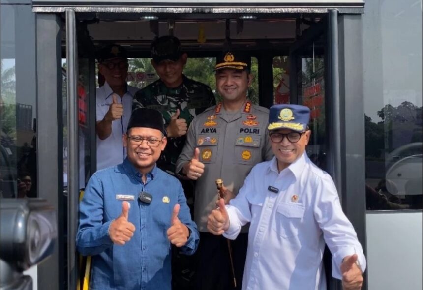 Menhub Budi Karya Sumadi didampingi Wakil Wali Kota Depok Imam Budi Hartono dan Plt Kepala Badan Pengelola Transportasi Jabodetabek (BPTJ) Tatan Rustandi meresmikan Biskita Trans Depok di Stasiun LRT Harjamukti, Minggu (14/7/2024). Foto: Pemkot Depok