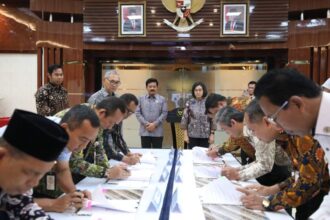 Menteri Koordinator Politik Hukum dan Keamanan (Menko Polhukam), Hadi Tjahjanto bersama Menteri Keuangan (Menkeu) Sri Mulyani dalam Serah Terima Aset Eks BLBI kepada 9 Kementerian/Lembaga di kantor Kemenko Polhukam, Jakarta, Jumat (5/7/2024). Foto: Kemenko Polhukam