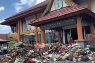 Warga Kabupaten Sintang penuhi sampah di Kantor Bupati sebagai bentuk protes. Foto: IG, @memomedsos (tangkap layar)