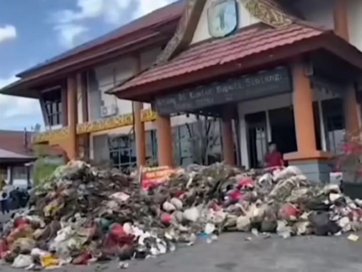 Warga Kabupaten Sintang penuhi sampah di Kantor Bupati sebagai bentuk protes. Foto: IG, @memomedsos (tangkap layar)