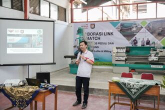 Mesin bubut dan milling sebagai perkakas untuk membuat sparepart didonasikan untuk memperkaya alat praktik siswa SMKN 8 Bandung. Foto: Wings