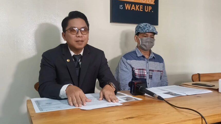 Pengacara MRR, Muhamad Normansyah (kiri) mendampingi Paman MRR, Yusman (kanan) memberikan keterangan kasus dugaan penyekapan dan penyiksaan dialami kliennya korban MRR di kawasan Duren Sawit, Jakarta Timur, Minggu (7/7/2024) siang. Foto: Joesvicar Iqbal/Dok/ipol.id