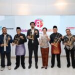 (kiri-kanan): Iqbal Wiguna Pratama – Kepala Sekolah SMP IF AL-Fikri, Muhammad Haris – Co-Founder ERIGO , Robby Verjanto – Division Manager PT Primalayan Citra Mandiri, Hiroki Umeto – Marketing Manager Canon Singapore Pte. Ltd, Monica Aryasetiawan - Canon Business Unit Director PT Datascrip, Marselinus Tjhai - Head of Sales Canon Business Unit PT Datascrip, Dudi Sugandi – Professional Photographer, Mage Jibril – Professional Videographer berfoto bersama saat acara "Press Conference 48 Tahun Kerja Sama Canon - Datascrip" di Showroom Datascrip, Rabu (07/24). Datascrip menghadirkan 4 Sustainable Programs + 8 Goals Infinity yang berjalan sejak Januari 2024.