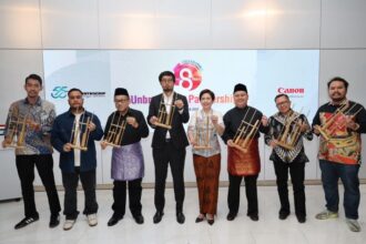 (kiri-kanan): Iqbal Wiguna Pratama – Kepala Sekolah SMP IF AL-Fikri, Muhammad Haris – Co-Founder ERIGO , Robby Verjanto – Division Manager PT Primalayan Citra Mandiri, Hiroki Umeto – Marketing Manager Canon Singapore Pte. Ltd, Monica Aryasetiawan - Canon Business Unit Director PT Datascrip, Marselinus Tjhai - Head of Sales Canon Business Unit PT Datascrip, Dudi Sugandi – Professional Photographer, Mage Jibril – Professional Videographer berfoto bersama saat acara "Press Conference 48 Tahun Kerja Sama Canon - Datascrip" di Showroom Datascrip, Rabu (07/24). Datascrip menghadirkan 4 Sustainable Programs + 8 Goals Infinity yang berjalan sejak Januari 2024.