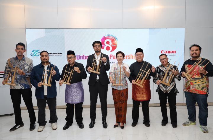 (kiri-kanan): Iqbal Wiguna Pratama – Kepala Sekolah SMP IF AL-Fikri, Muhammad Haris – Co-Founder ERIGO , Robby Verjanto – Division Manager PT Primalayan Citra Mandiri, Hiroki Umeto – Marketing Manager Canon Singapore Pte. Ltd, Monica Aryasetiawan - Canon Business Unit Director PT Datascrip, Marselinus Tjhai - Head of Sales Canon Business Unit PT Datascrip, Dudi Sugandi – Professional Photographer, Mage Jibril – Professional Videographer berfoto bersama saat acara "Press Conference 48 Tahun Kerja Sama Canon - Datascrip" di Showroom Datascrip, Rabu (07/24). Datascrip menghadirkan 4 Sustainable Programs + 8 Goals Infinity yang berjalan sejak Januari 2024.