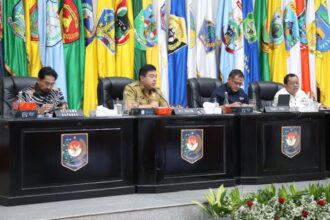 Plt. Sekjen Kementerian Dalam Negeri Tomsi Tohir memberikan perhatian terhadap ketersediaan dan penyaluran pupuk bersubsidi ke petani. Foto: Ist