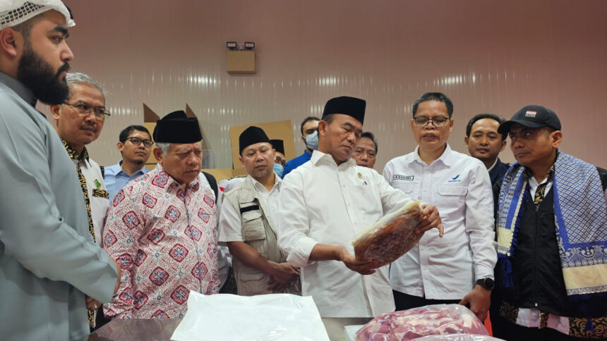 Menko PMK Muhadjir Effendy mengecek contoh daging dam jemaah haji Indonesia yang telah dikemas dengan teknologi retorch dan akan dikirim ke tanah air. (Foto: Mita/MCH 2024)