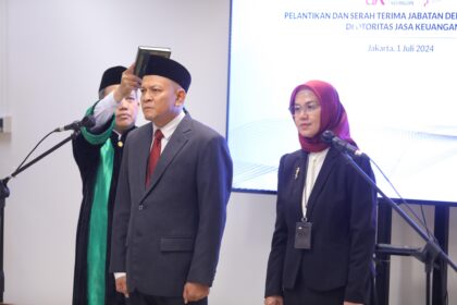 Pelantikan dua Pejabat OJK setingkat Deputi Komisioner, Senin (1/7/2024). Foto: OJK