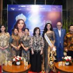 (Ki-Ka) Direktur PT Mustika Ratu Tbk, Kusuma Ida Anjani, EVP Corporate Communication and Social Responsibility BCA, Hera F. Haryn, Co- Founder Plataran Indonesia Dewi Makes, Anggota Wantimpres yang juga Ketua Dewan Penasehat Yayasan Puteri Indonesia, Putri Kus Wisnu Wardani, Puteri Indonesia 2024 sekaligus Miss Supranational 2024 Harashta Haifa Zahra, Presiden Miss Supranational Organization Gerhard Parzutka von Lipinski, Wakil Gubenur Jawa Timur periode 2019–2024 dan Juri Nasional Pemilihan Puteri Indonesia 2024, Emil Dardak berpose bersama dalam ajang konferensi pers Homecoming Miss Supranational, digelar di Jakarta, Kamis (18/7/2024). Foto: Ist