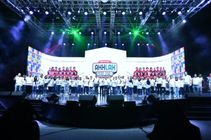 Wakil Direktur Utama Pertamina Persero Wiko Migantoro beserta jajaran Manajemen Komisaris serta Direksi Holding Subholding Pertamina berfoto bersama dengan Pemenang Perwira Award 2024 di acara Pertamina AKHLAK Fest 2024 di Istora Senayan, Selasa (9/7/2024). Foto: Pertamina