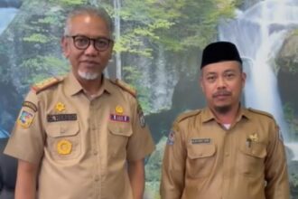 Yusuf Tahir (kanan) bersama Plt Kepala Badan Kesbangpol Sulbar, Herdin Ismail. Foto: Ist