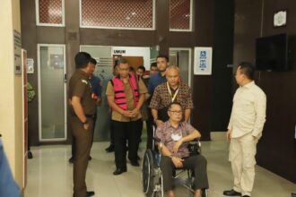 Tiga tersangka korupsi timah saat diserahkan oleh penyidik pidana khusus kepada Jaksa Penuntut Umum (JPU). Foto: Yudha Krastawan/ipol.id