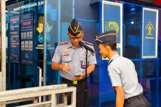 Kepala Lapas Kelas I Cipinang, Enget Prayer Manik melakukan pemeriksaan handphone para pegawai terkait judi online, Senin (1/7/2024). Foto: Ist