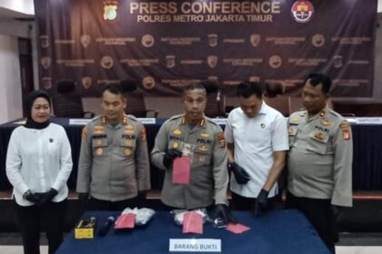 Kapolres Metro Jakarta Timur, Kombes Nicolas Ary Lilipaly (tengah) didampingi Kasat Reskrim, Kapolsek Pulogadung dan jajaran menunjukkan barang bukti dalam ungkap kasus pembunuhan dilakukan tersangka oknum pegawai PT Kereta Api Indonesia (KAI) Andika Ahid Widianto, 26, di Mapolres, Selasa (2/7/2024). Foto: Joesvicar Iqbal/ipol.id