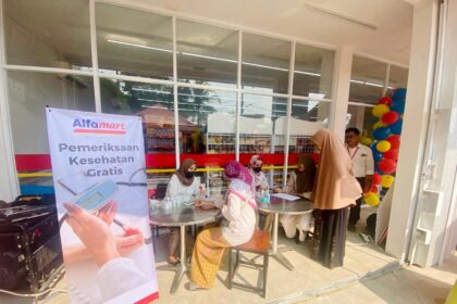 Alfamart Villa Magnifia menggandeng Tenaga Kesehatan (Nakes) memeriksa kesehatan para Ibu. Alfamart juga mengajak anak-anak SD Negeri Serua Indah 01, belajar sambil bermain di halaman toko di Jalan Sukamulya Raya, Serua Indah, Ciputat, Kota Tangerang Selatan, pada Selasa (30/7/2024). Foto: Ist