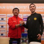 Indra Sjafri bersama Juan Torres Garrido jelang Indonesia vs Maalysia di semifinal Piala AFF U-19 2024. Foto: PSSI