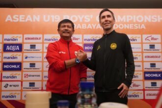 Indra Sjafri bersama Juan Torres Garrido jelang Indonesia vs Maalysia di semifinal Piala AFF U-19 2024. Foto: PSSI