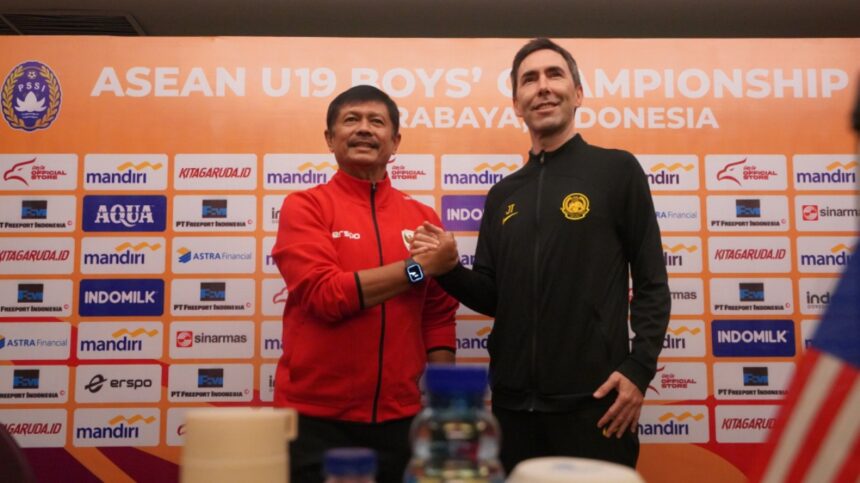 Indra Sjafri bersama Juan Torres Garrido jelang Indonesia vs Maalysia di semifinal Piala AFF U-19 2024. Foto: PSSI