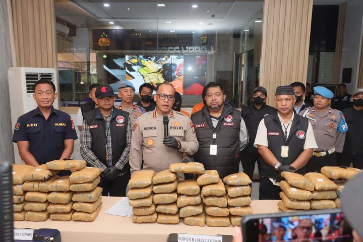 Kapolres Metro Jakarta Utara Kombes Pol Gidion Arif Setyawan, saat konferensi pers pengungkapan kasus ganja puluhan kg. Foto: Humas polri