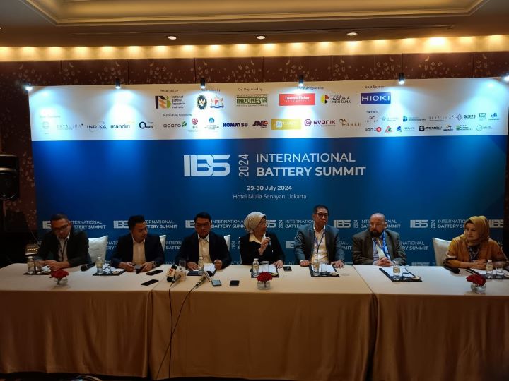 Tampak konferensi pers di sela-sela acara “International Battery Summit” di Hotel Mulia, Jakarta Pusat, Senin (29/7/2024). Foto: Ist