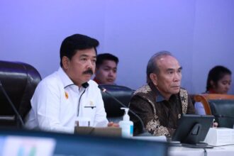 Menteri Koordinator Bidang Politik, Hukum, dan Keamanan Marsekal TNI (Purn) Hadi Tjahjanto saat meninjau Pusat Kendali Sistem Pemantauan Siber milik BSSN di Ragunan, Jakarta, Selasa (2/7/2024). Foto: Kemenko Polhukam