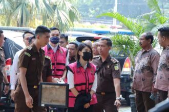 Dua tersangka korupsi timah, Harvey Moeis dan Helena Lim saat diserahkan oleh penyidik pidana khusus Kejaksaan Agung kepada Jaksa Penuntut Umum Kejaksaan Negeri Jakarta Selatan, Senin (22/7/2024). Foto: Yudha Krastawan/ipol.id