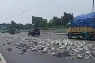 Hebel berserakan di Tol Jagorawi (dok. istimewa)