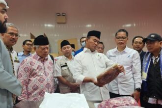 Muhadjir Effendy, Menko PMK, saat mengunjungi perusahaan pengepakan daging di kawasan Mekkah, Arab Saudi. Foto: Kemenag