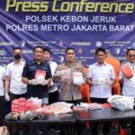 Sederet barang bukti narkoba jenis sabu dan tembakau sintetis dipajang dalam Konferensi Pers di Mapolsek Kebon Jeruk, Jakarta Barat. Foto: Ist